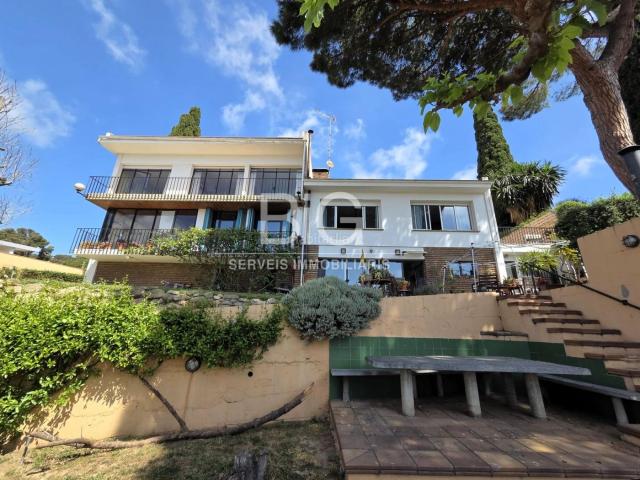 Casa en venta en Mataró, Via Europa Parc Central. ESPECTACULAR CASA CON JARDÍN Y PISCINA PRIVADA EN LA CIUDAD DE MATARO. Casas.