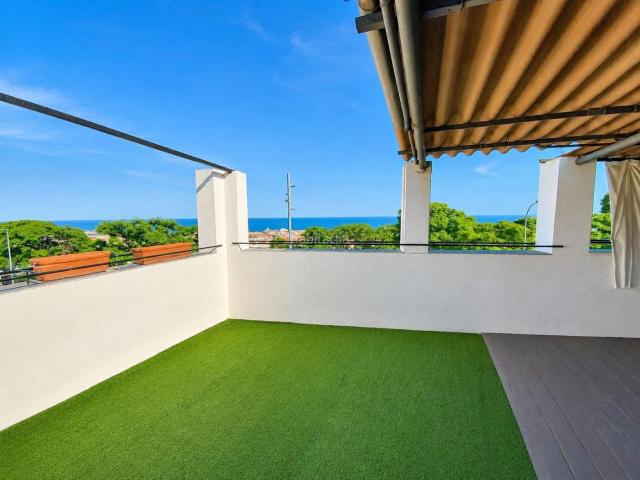 Casa en venta en Mataró, Vista Alegre. Casa esquinera con terraza y vistas en Vista Alegre, Mataró. Casas.