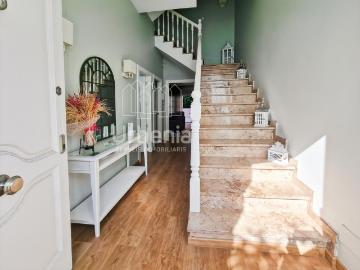 Casa en venta en Mataró, Vista Alegre. Casa pareada reformada con encanto en zona residencial de Mataró. Casas.