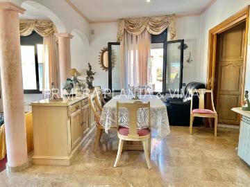 Casa en venta en Mataró, Vista Alegre. Esquinera y con piscina privada !. Casas.