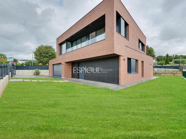 Casa en venta en Mataró, Can Quirze. Exclusiva casa de obra nueva y piscina privada en alquiler en Can Quirze, Mataró. Casas.