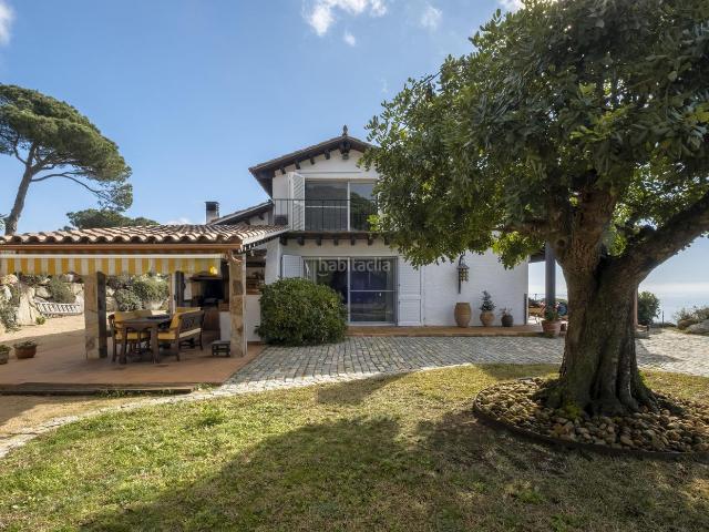 Casa en venta en Mataró, Centre. Casa en venta en Mataró con vistas al mar y amplio terreno. Casas.