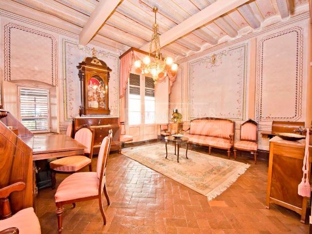 Casa en venta en Mataró, Centre. INCREÍBLE CASA DE CUERPO EN EL CENTRO DE MATARÓ.Oportunidad única para inversores se pone a la venta una casa de cuerpo con mucho. Casas.