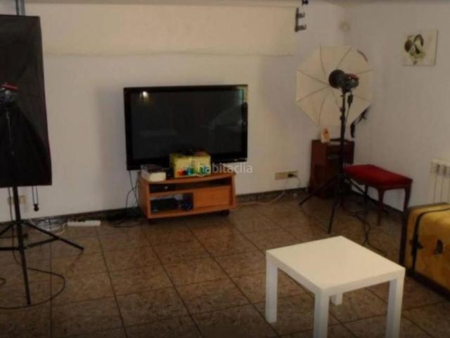 Casa en venta en Mataró, Eixample. Casa de 335 m² con local comercial y gran terraza. Ideal para vivir o invertir. Casas.