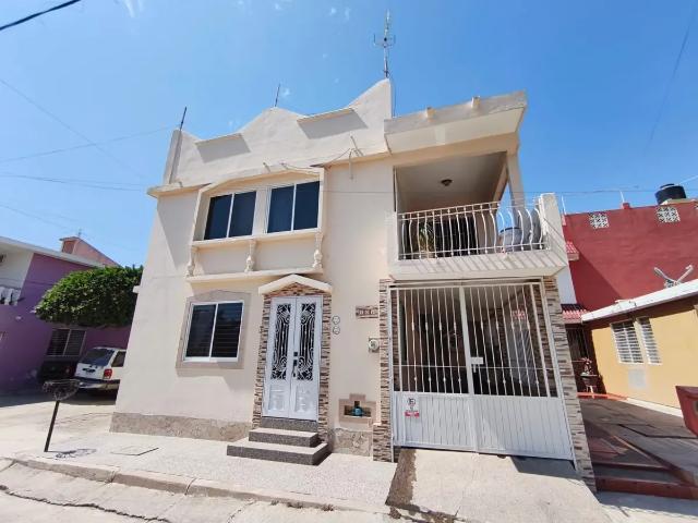 Casa en venta en Mazatlán, tres recámaras con terraza