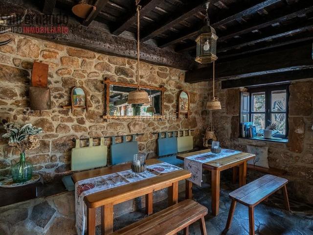 Casa en venta en Mazcuerras. Finca con dos casas montaseñas y jardín con vistas a los Picos de Europa. Casas.
