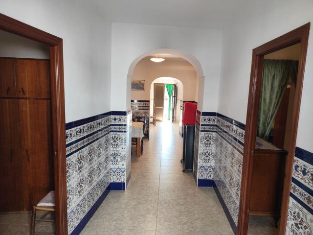 Casa en venta en Medina de las Torres. CASA 4 DORMITORIOS, SALON, COCINA AMUEBLADA, BAÑO, DESPENSA, DOBLADO CON TEJADO NUEVO, GRAN PATIO, CON DEPENDENCIAS DE LAVADERO. Casas Medina de las.