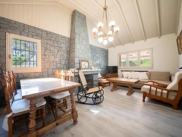 Casa en venta en Mediona. Exclusiva vivienda con gran parcela y piscina en La Font del Bosc Mediona. Casas.