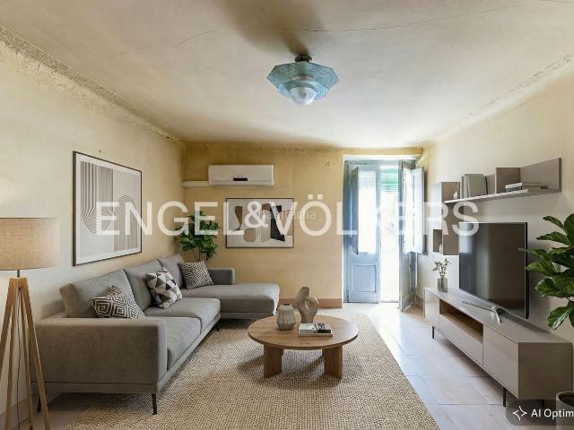 Casa en venta en Mediona. Singular casa de pueblo para reformar en Sant Pere Sacarrera. Casas.