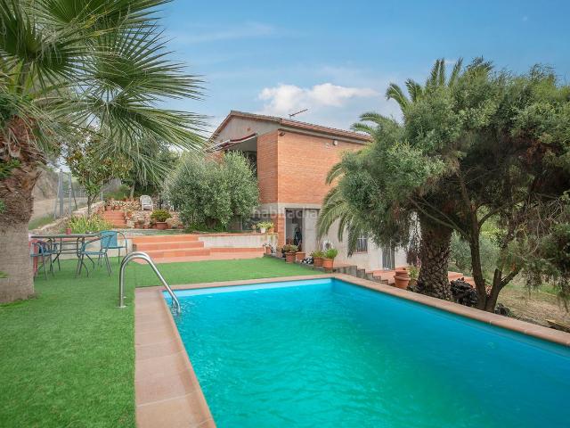 Casa en venta en Mediona. Vivienda con negocio avícola en el Alt Penedès. Casas.