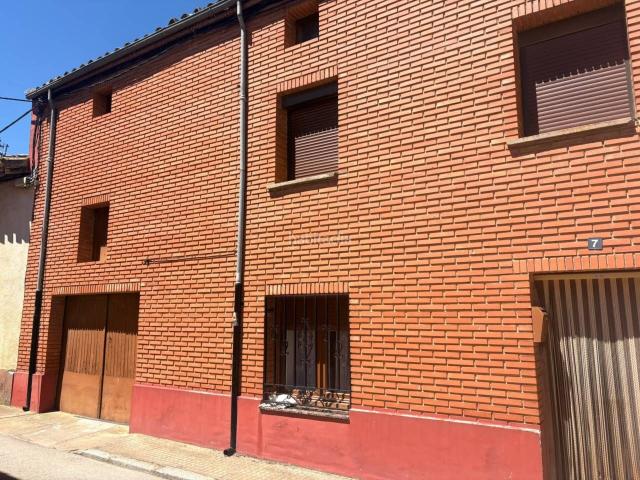 Casa en venta en Melgar de Fernamental. Estupenda vivienda con terreno en Melgar de Fernamental. Casas Melgar de.