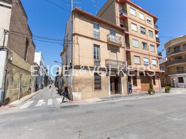 Casa en venta en Meliana. Encanto tradicional y excelente potencial de inversión en el corazón de Meliana. Casas.