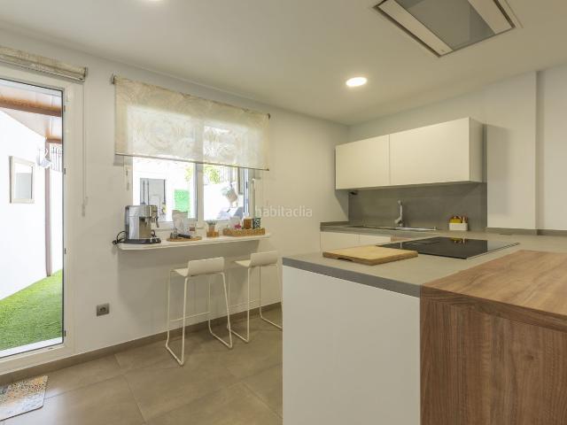 Casa en venta en Meliana. Vivienda adosada reformada con placas solares y garaje en Meliana. Casas.