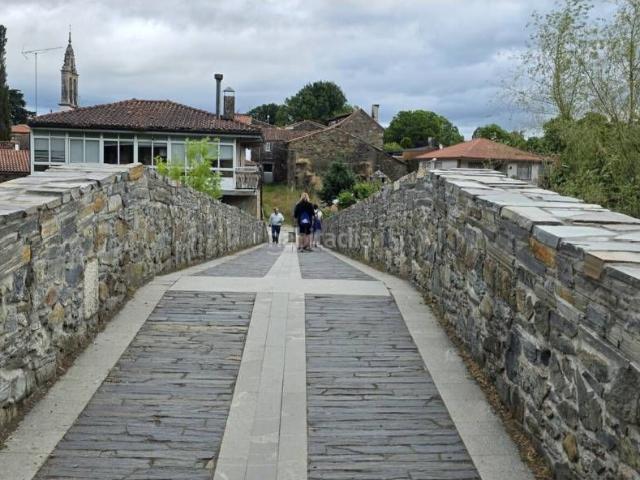 Casa en venta en Melide. Conjunto con vivienda, bar y alpendres en Furelos Melide, ideal para explotación turística en pleno Camino de Santiago. Casas.