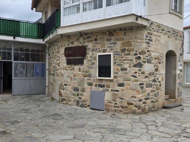 Casa en venta en Melide Melide. Vivienda con encanto y edificaciones auxiliares en Furelos Melide, ideal como reside
