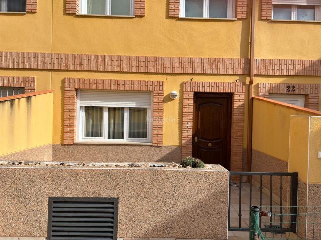 Casa en venta en Membrilla. impresionante casa en venta en Membrilla, ciudad real, CL Ramon y Cajal, 3 alturas. Casas.