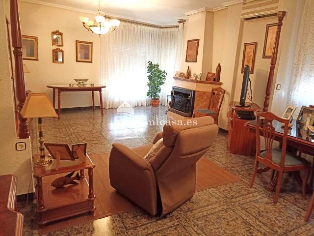 Casa en venta en Mengíbar. Gran Casa cerca de la Cruz Blanca. Casas.