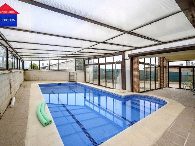 Casa en venta en Méntrida. Chalet Independiente con piscina cubierta. Casas.