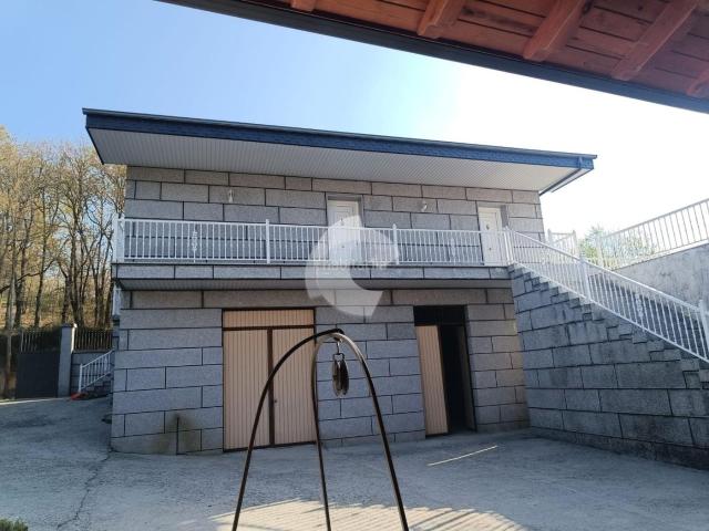 Casa en venta en Merca A. Descubre este chalet de piedra, listo para entrar a vivir, con 350 m construidos y ubicado en una amplia parcela de 1.150 m. Una p. Casas Merca.