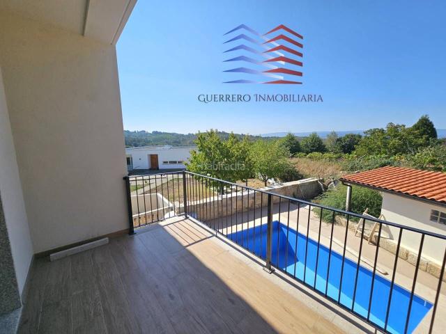 Casa en venta en Merca A. VENTA DE CASA DE DISEÑO CON PISCINA Y JARDÍN EN A MERCA A 10 MINUTOS DE OURENSE CAPITAL. 305.000. Casas Merca.