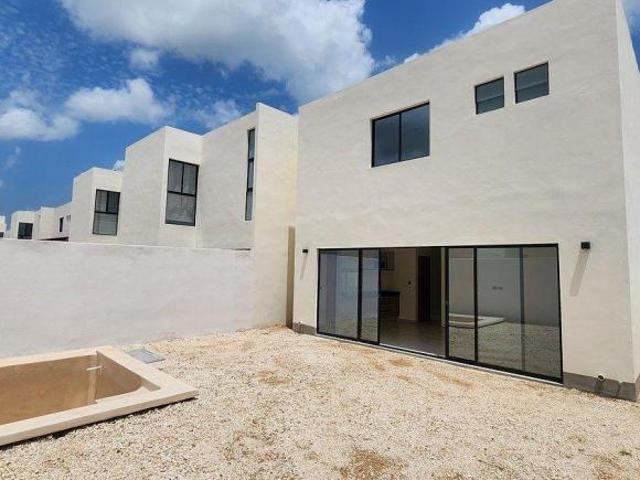 Casa en Venta en Mérida, Tixcacal | 4 Recámaras Entrega Inmediata | Piscina
