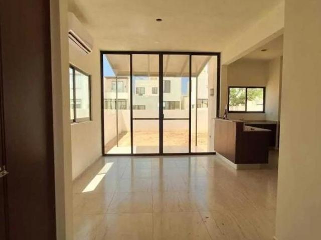 CASA EN VENTA EN MERIDA, EQUIPADA EN PRIVADA CON AMENIDADES, CONKAL YUCATAN