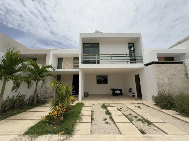 Casa en venta en Merida, Privada San Nicolas en Conkal. ¡Con Paneles Solares!