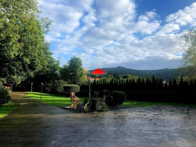 Casa en venta en Mungia. Villa de ensueño con jardín, piscina interior climatizada y acabados de lujo. Casas.