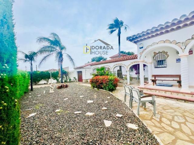 Casa en venta en Miami Platja, Centre Costa Dorada. Maraviiloso chalet con piscina a un paso de la palya. Casas Miami.