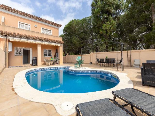 Casa en venta en Miami Platja, Centre Costa Dorada. Adosado con piscina en Miami Platja con licéncia turística. Casas Miami.