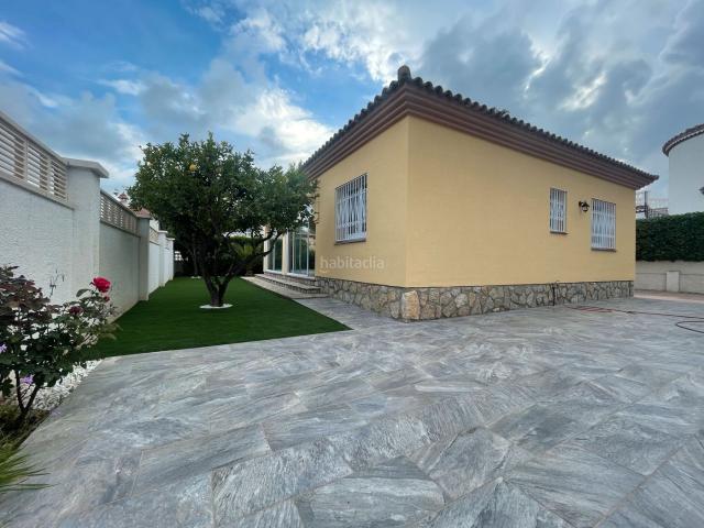 Casa en venta en Miami Platja, Centre Costa Dorada. Preciosa casa individual en planta baja con gran jardín y piscina privada. Casas Miami.