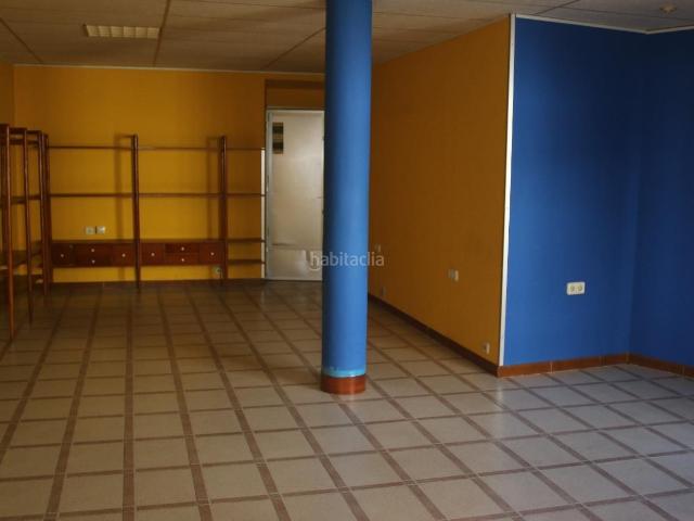 Casa en venta en Miajadas. Casa céntrica de tres plantas, al lado de la Iglesia de Santiago. Local comercial en planta baja. Vivienda en la planta primera. Casas.