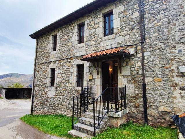 Casa en venta en Miera. En el valle de Miera presentamos esta MAGNÍFICA CASA INDIANA. Sus señoriales espacios y su cuidada conservación hacen de este edif. Casas.