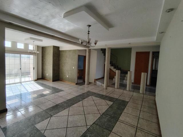 CASA EN VENTA EN MIRAVALLE
