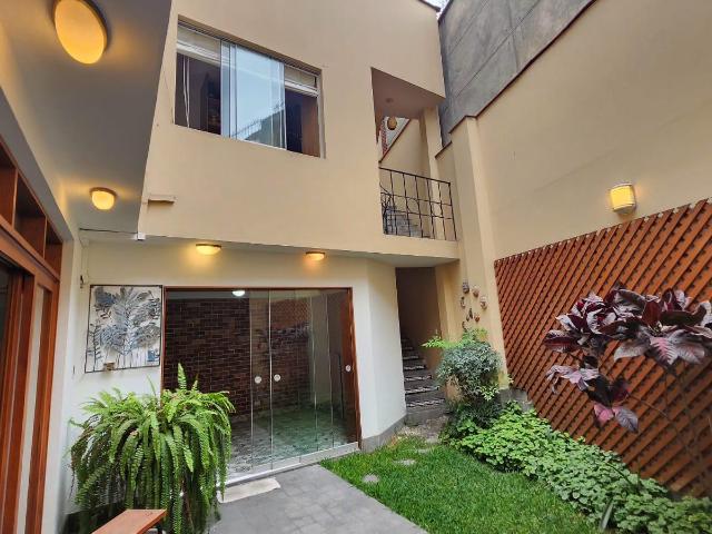Casa en venta en Miraflores – 270 m² de terreno | 3 pisos | Cerca de parques