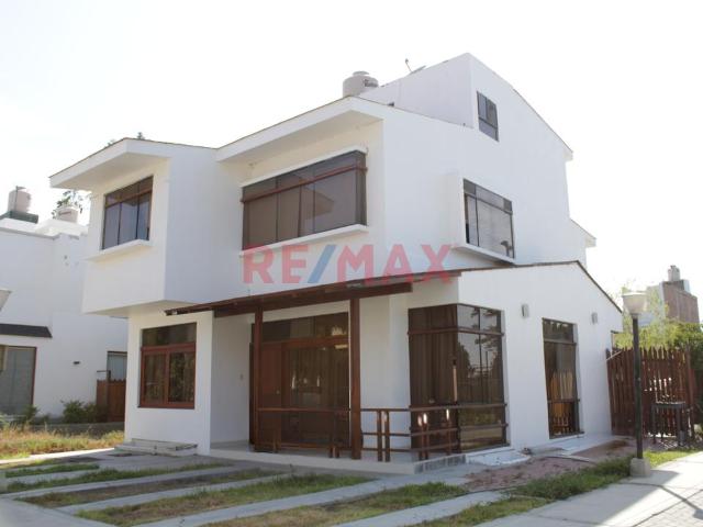 ¡Casa En Venta En Miraflores Country Club! | 200 M² | 360 M² Construidos | 3 Habitaciones Con Baño