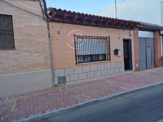 Casa en venta en Mocejón. Casa amueblada con patio y 4 dormitorios en Mocejón Lista para entrar a vivir!. Casas.