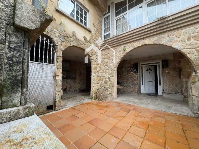 Casa en venta en Moaña. Casa de piedra de 3 plantas con terraza, garaje y 3 dormitorios. Casas.