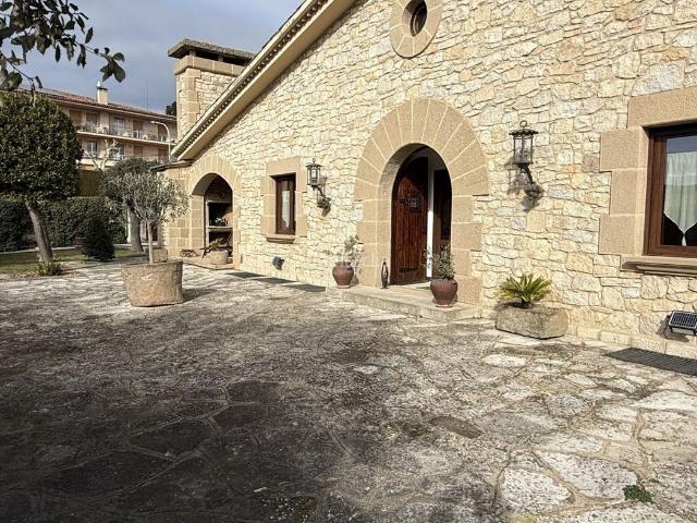 Casa en venta en Moià. Casa de piedra natural en venta en Moià con parcela llana de 1.279 m. Casas.