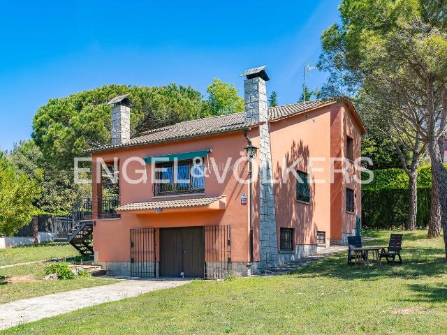 Casa en venta en Moià. Increíble casa con parcela llana y esquinera en Moià. Casas.