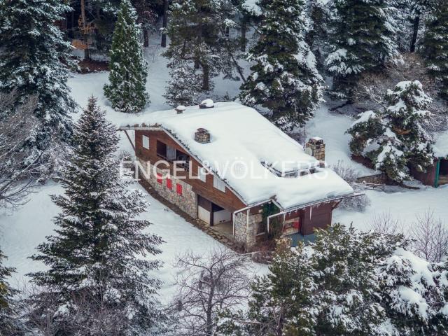 Casa en venta en Molina La. Chalet rústico con gran terreno divisible en La Molina. Casas Molina.