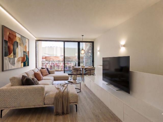 Casa adosada en venta en Molins de Rei. Casa Unifamiliar de Alta Gama 4 Habitaciones, 2 Suites de Ensueño, Terrazas y Rehabilitación Histórica en el Centro. Casas adosadas Molins de.