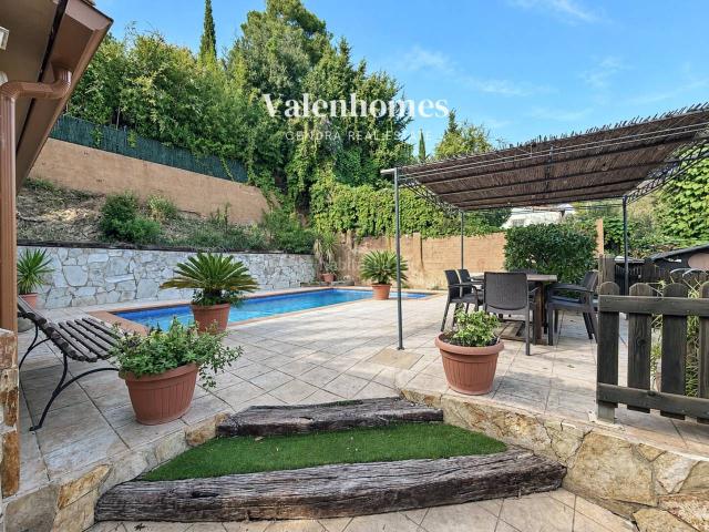 Casa en venta en Molins de Rei. PRECIOSA CASA DE ESTILO RÚSTICO CON PISCINA, JARDÍN Y VISTAS EN MOLINS DE REI. Casas Molins de.