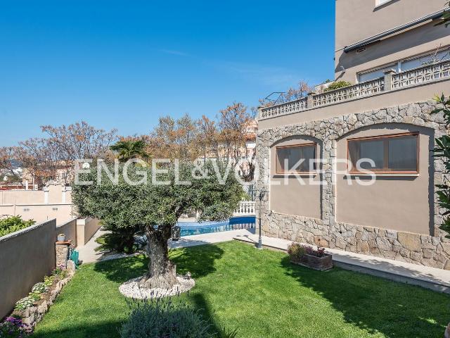 Casa en venta en Molins de Rei. Espectacular Villa de Alto Standing con Vistas Panorámicas. Casas Molins de.