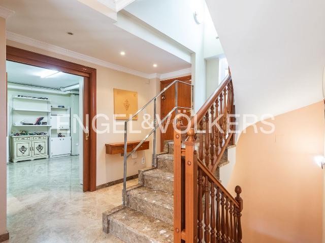 Casa adosada en venta en Molins de Rei. Exclusiva casa de diseño con vistas y ascensor en la Zona Alta de Molins de Rei. Casas adosadas Molins de.