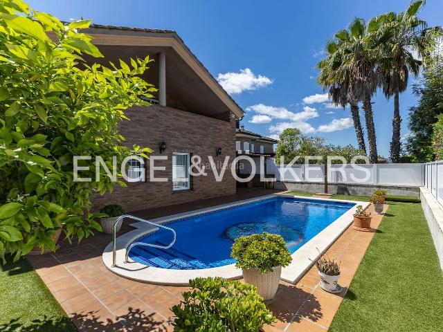 Casa en venta en Molins de Rei. Exclusiva unifamiliar con piscina Calidad de vida a 15 min de Barcelona. Casas Molins de.