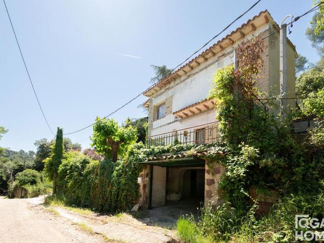 Casa en venta en Molins de Rei. Finca con dos viviendas a reformar en La Floresta. Casas Molins de.