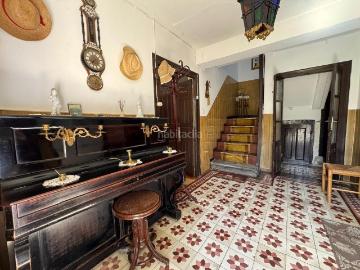 Casa en venta en Molledo. CASA TRADICIONAL EN HELGUERA 3 Plantas, Desván Diáfano, Jardín, Garaje y Tejado Reformado. Casas.