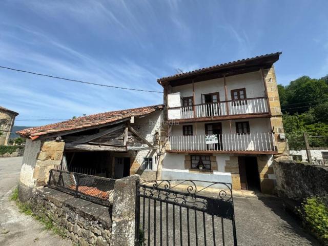 Casa en venta en Molledo. Casa tradicional montañesa con jardín en Silió, Cantabria. Casas.
