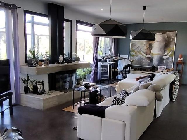 Casa en venta en Mollet de Peralada. Villa contemporánea con piscina, vistas panorámicas y certificación energética A en Mollet de Peralada. Casas Mollet de.